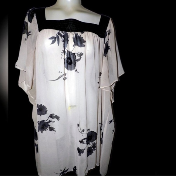 Gorgeous Shear Blouse with black roses - Picture 1 of 3